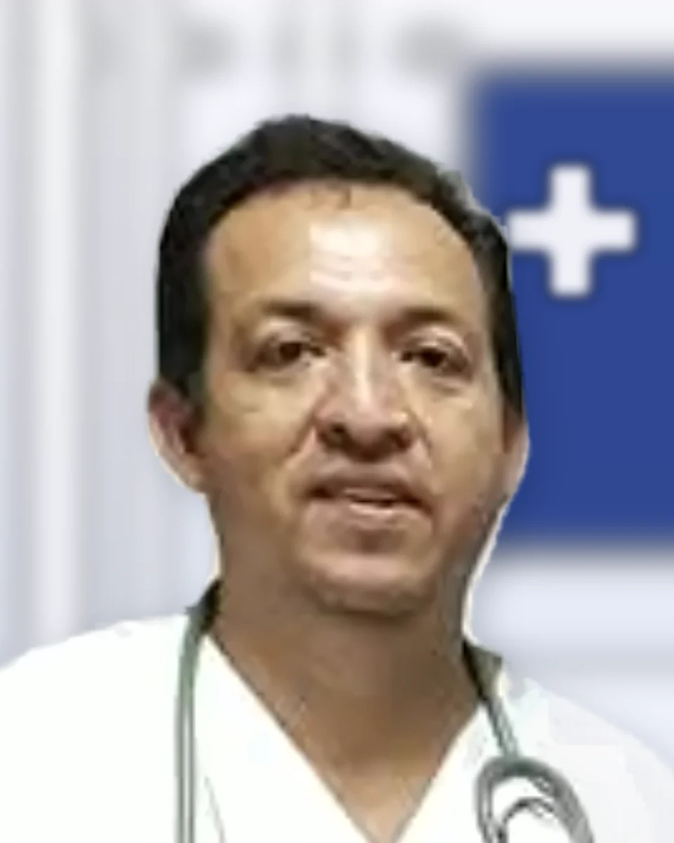 Dr. Caril Briones, de uniforme blanco y con estetoscopio